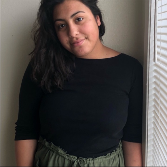 black fitted top - Picture 2 of 2